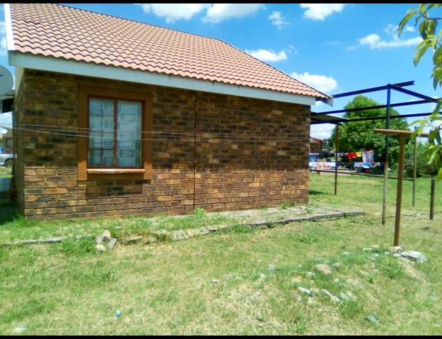 2 BEDROOM HOUSE FOR SALE IN SERALENG